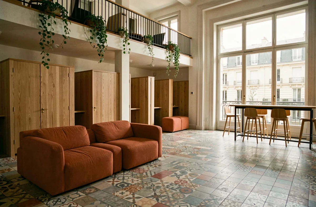 Vue panoramique d'un espace de coworking vide à Aix-en-Provence avec carreaux provençaux et grandes fenêtres sur le cours Mirabeau